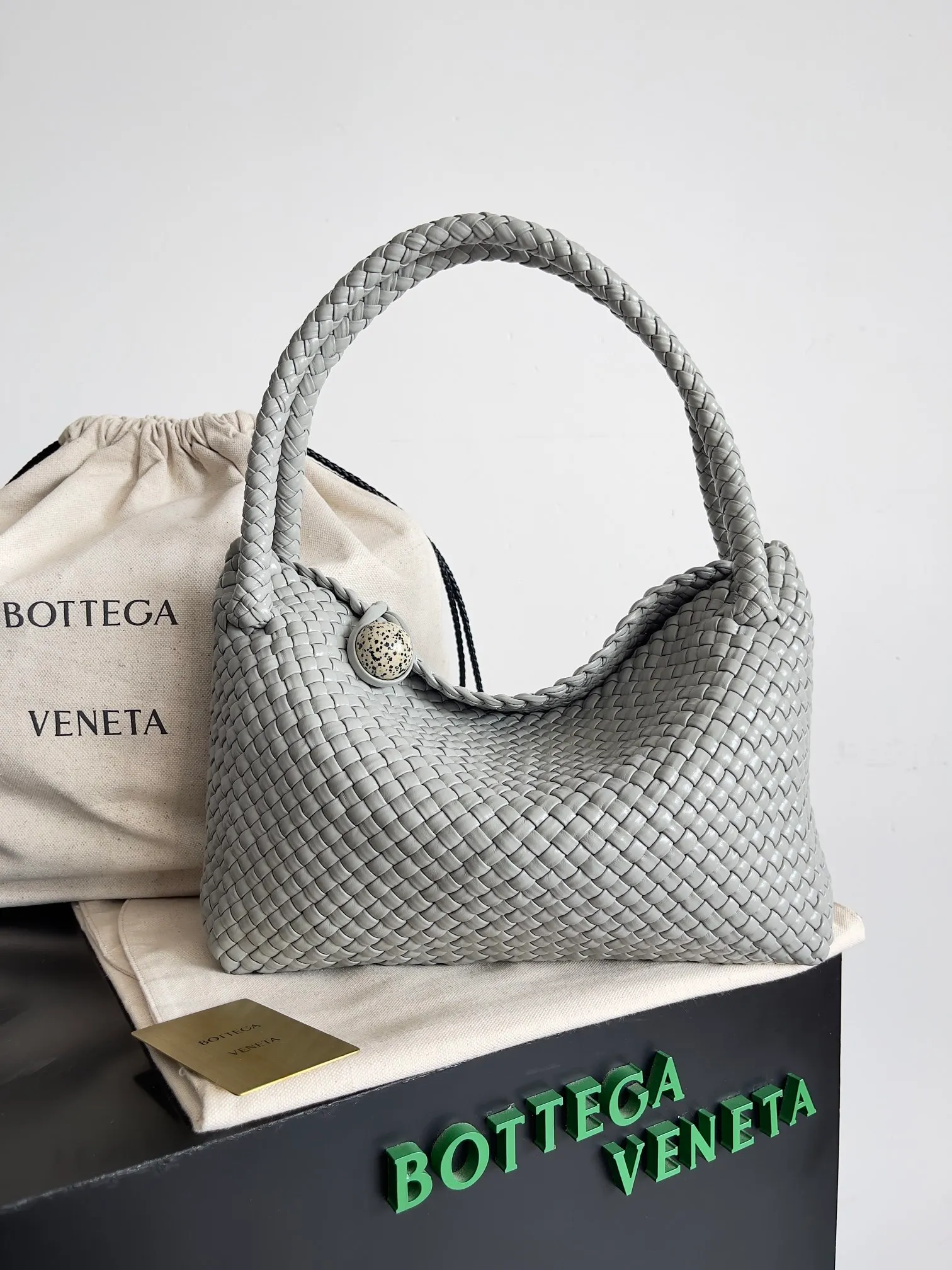 Batch 5960 BV collectible small woven handbags are really YYDS!! Bottega Veneta’s most classic small woven handbags are back! ! Dalmatian stone is more noble. We use the highest quality leather with the highest craftsmanship to create the most precious works. We have created the original Intrecciato leather weaving process. This unique traditional exclusive leather weaving method has not only become our logo, but also reflects the time-consuming and labor-intensive craftsmanship of our products. ❤️ The new TOSCA handbag It must be a selection worth collecting🆕⚠️⚠️Baby, gold balls, malachite, pearls, spotted stones can be sold individually and can be assembled by yourself. Style number: 716974 Size: 27*9*18cm